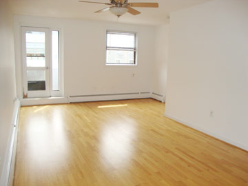Livingroom, view 2
